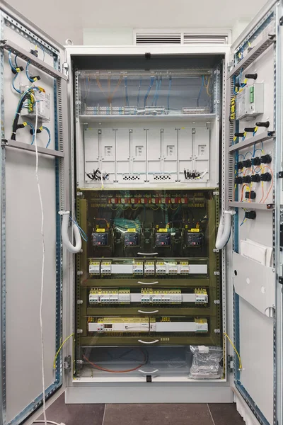 İçinde kabloları ve bağlantıları ile edilen elektrik kabini