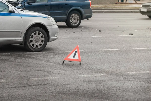 La señal en la carretera advirtiendo del accidente —  Fotos de Stock