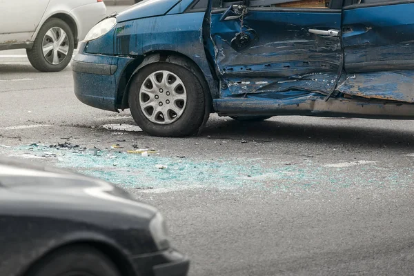 Autonehoda na ulici, poškozené automobily po srážce ve městě Stock Fotografie