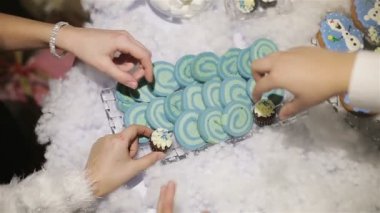 çocukların bir plaka kapalı tatlılar almak için izin verilmez