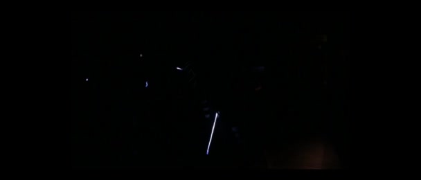 Robot z laserami świecące w ciemności — Wideo stockowe