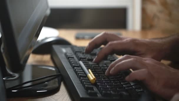 Υπάλληλος πληκτρολογήσει στο πληκτρολόγιο το κείμενο στον υπολογιστή — Αρχείο Βίντεο