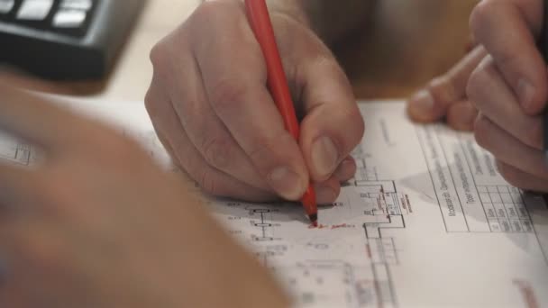 Arbetarna planerar byggandet av elektricitet i huset på papper — Stockvideo