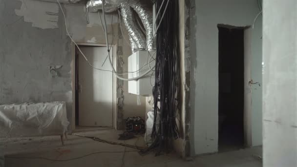 Ремонт и укладка электрических проводов в квартире — стоковое видео