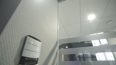 Akıllı ev kontrol paneli üzerindeki erkek veri geçiş yapar.