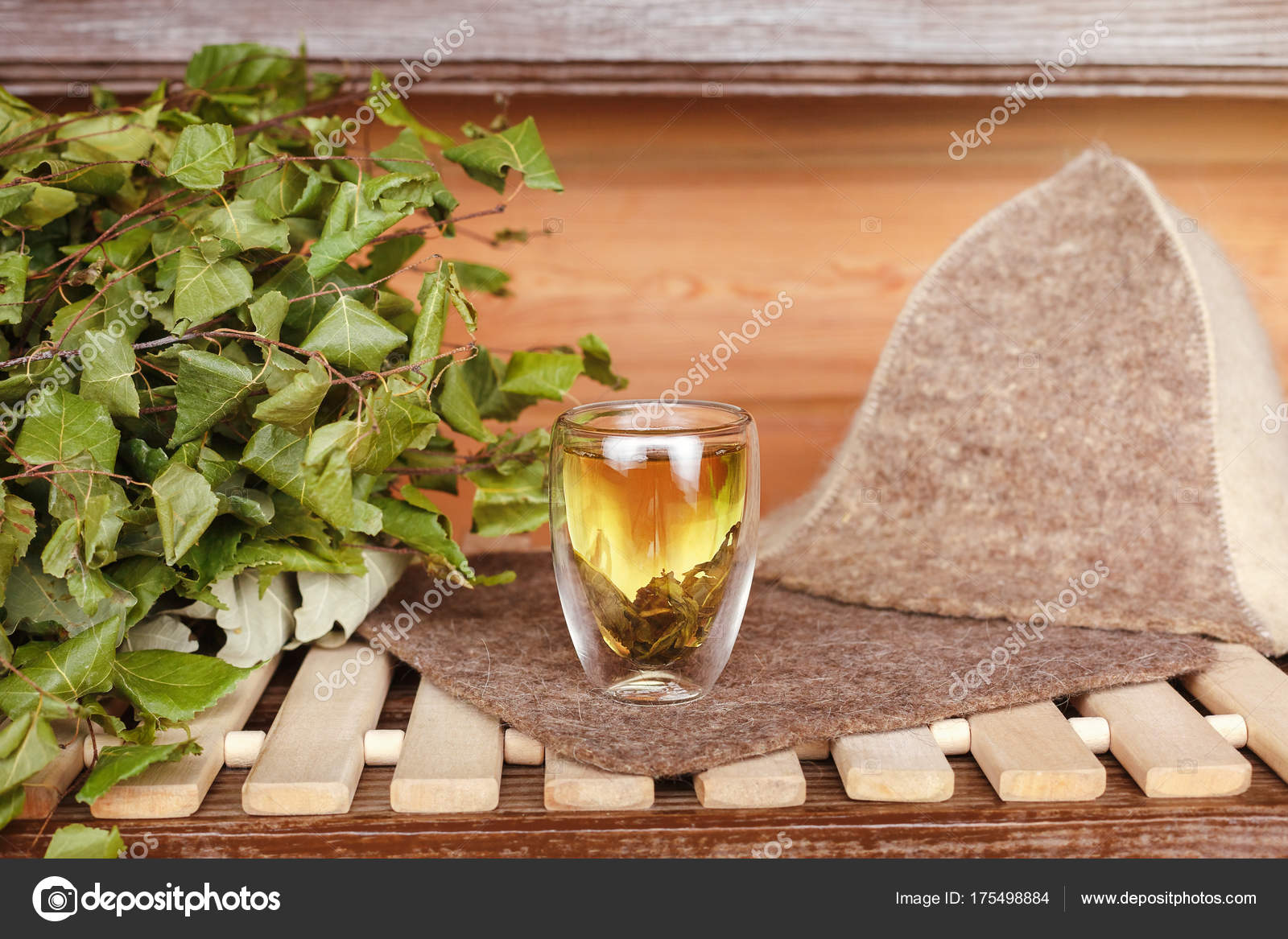 tè verde in vetro tazza nel bagno vicino la scopa in bagno — Foto ... tè verde in vetro tazza nel bagno vicino la scopa in bagno — Foto ...
