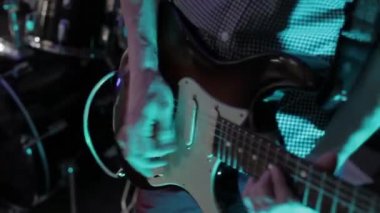 Müzisyen elektro gitar çalar.
