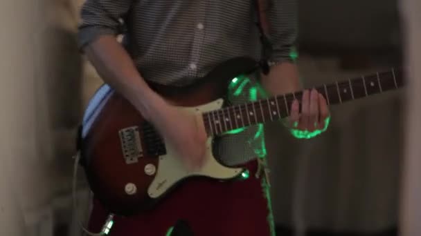 El músico toca la guitarra eléctrica — Vídeos de Stock