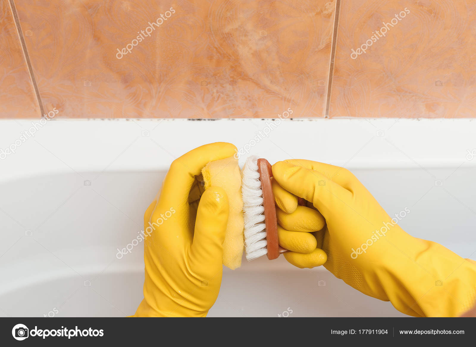 Hand in handschoenen wil ik schoon de schimmel in de badkamer ... Hand in handschoenen wil ik schoon de schimmel in de badkamer ...