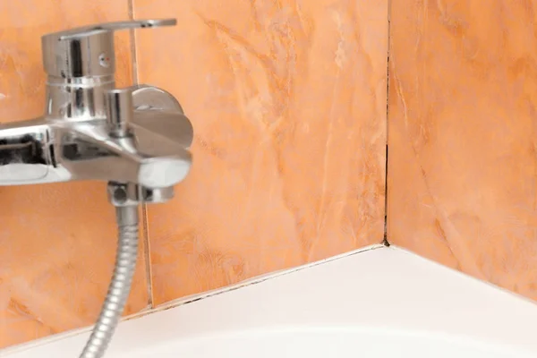 Форма в углах ванной комнаты под герметиком — стоковое фото