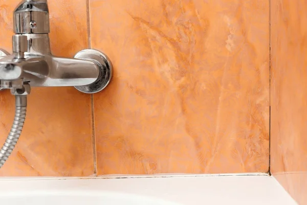 Dolgu macunu altında banyo köşesinde kalıp