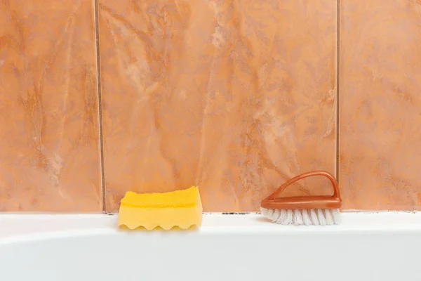Esponja e escova estão no banheiro para limpar o molde Fotos De Bancos De Imagens Sem Royalties