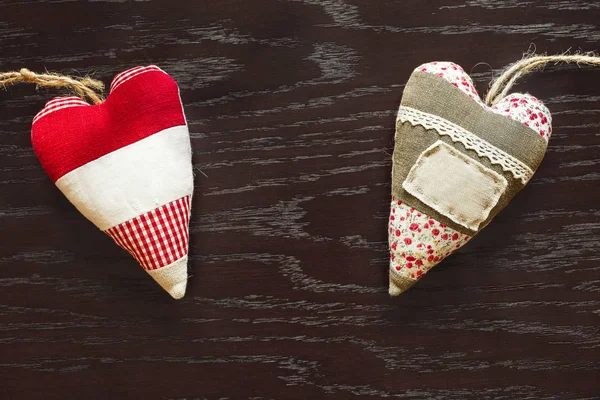 Sevgililer günü ahşap masa üzerinde iki kumaş kalp