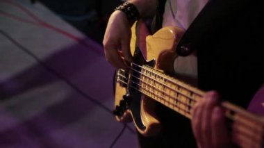 Müzisyen elektro gitar çalar.