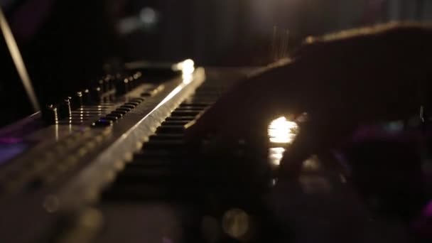 De muzikant speelt de synthesizer in de club — Stockvideo