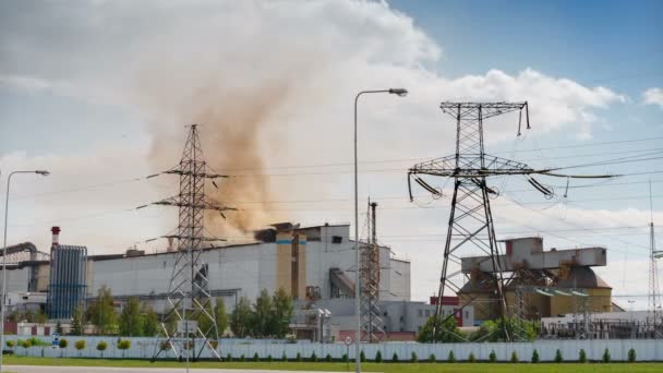Oranje rook uit een fabriek vervuilt het milieu — Stockvideo