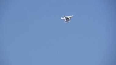 Beyaz dron, fotoğraf makinesi konsepti uçan ile quadrocopter