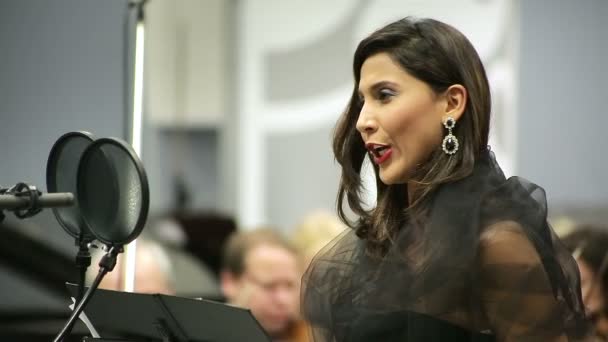 Opera singer sings in the microphone with the orchestra — Stock Video