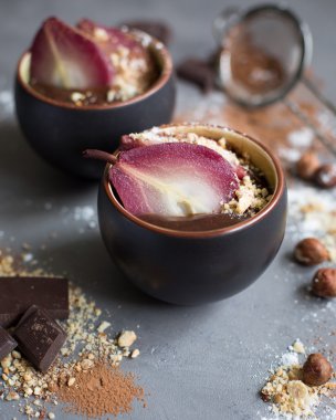 Çikolata mousse ile mulled şarap baharatlı armut 