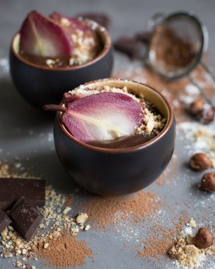 Çikolata mousse ile mulled şarap baharatlı armut 