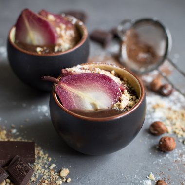 Çikolata mousse ile mulled şarap baharatlı armut 