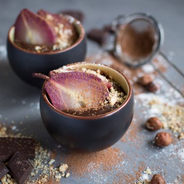 Çikolata mousse ile mulled şarap baharatlı armut 