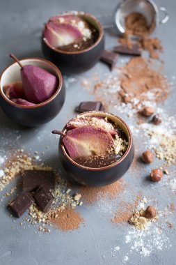 Çikolata mousse ile mulled şarap baharatlı armut 