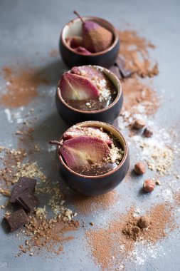 Çikolata mousse ile mulled şarap baharatlı armut 