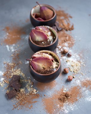 Çikolata mousse ile mulled şarap baharatlı armut 