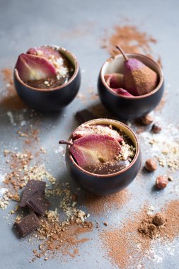 Çikolata mousse ile mulled şarap baharatlı armut 