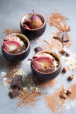 Çikolata mousse ile mulled şarap baharatlı armut 