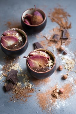 Çikolata mousse ile mulled şarap baharatlı armut 