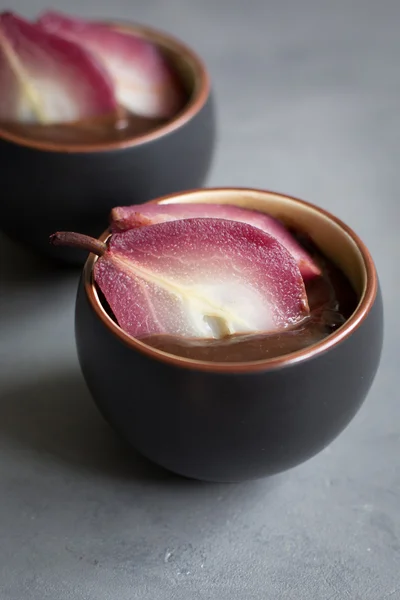 Pera picante en vino caliente con mousse de chocolate — Foto de Stock