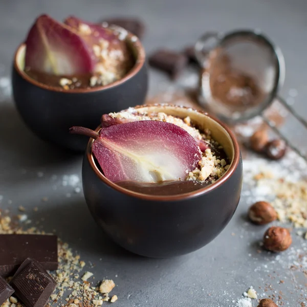 Çikolata mousse ile mulled şarap baharatlı armut 