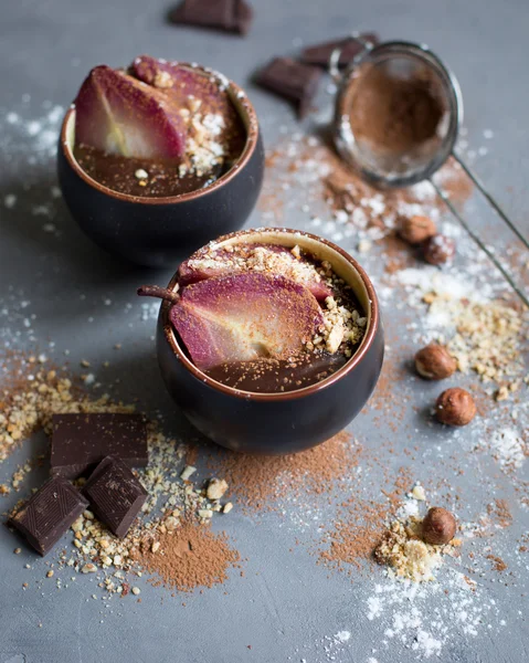 Çikolata mousse ile mulled şarap baharatlı armut 