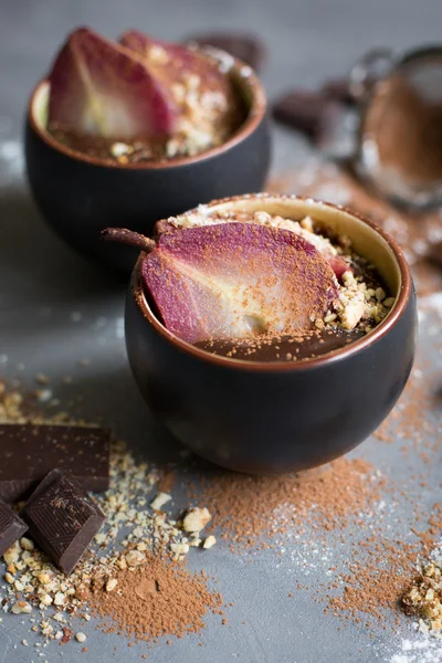 Pera picante en vino caliente con mousse de chocolate — Foto de Stock