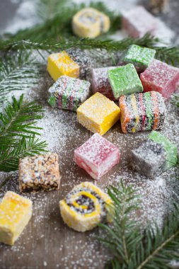 Noel tatlılar bir ahşap zemin üzerine süslenen Noel ağacı. 