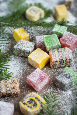 Noel tatlılar bir ahşap zemin üzerine süslenen Noel ağacı. 