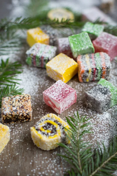 Noel tatlılar bir ahşap zemin üzerine süslenen Noel ağacı. 