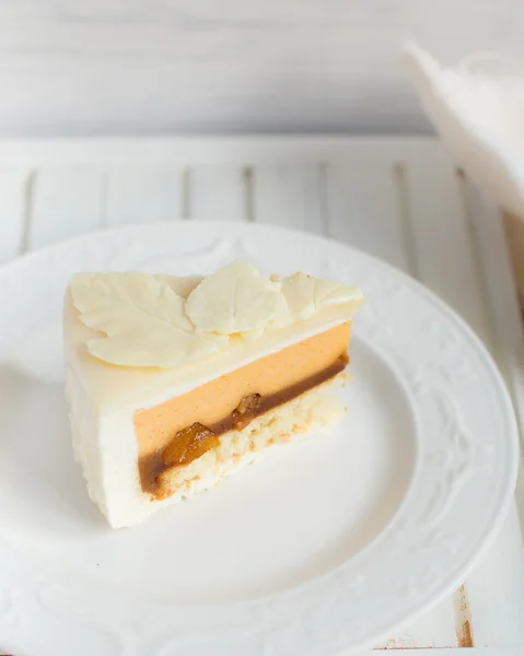 Hojas de chocolate blanco en el pastel con un esmalte suave . — Foto de Stock