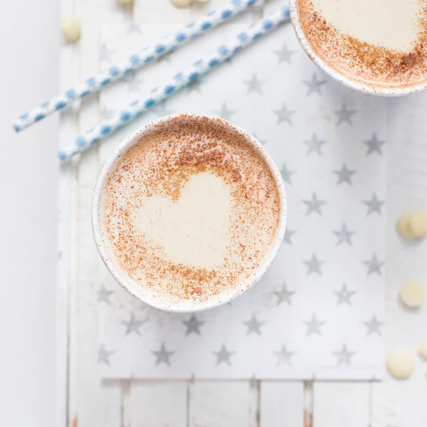 Tarçın, kopya alanı süt çay kalp ile yapılan