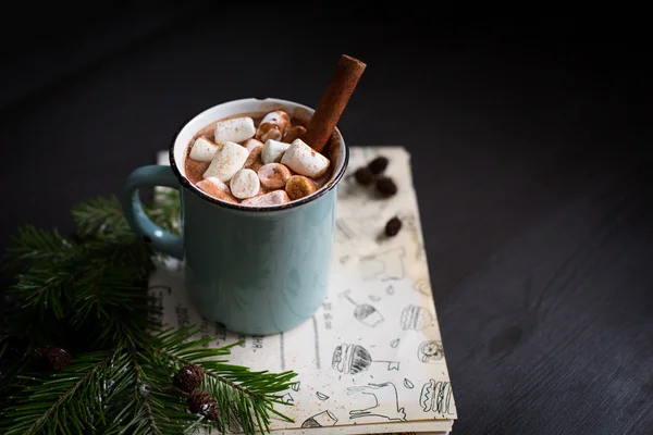 Sıcak çikolata marshmallow ile. Kopya alanı