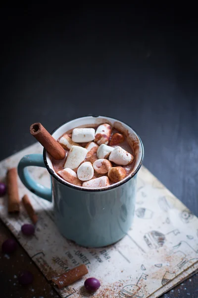 Sıcak çikolata marshmallow ile. Kopya alanı