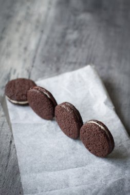 Minimalist fotoğraf çikolatalı bisküvi. Metin için yer. 
