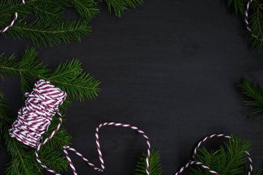 Christmas kırmızı beyaz dize siyah ahşap zemin.