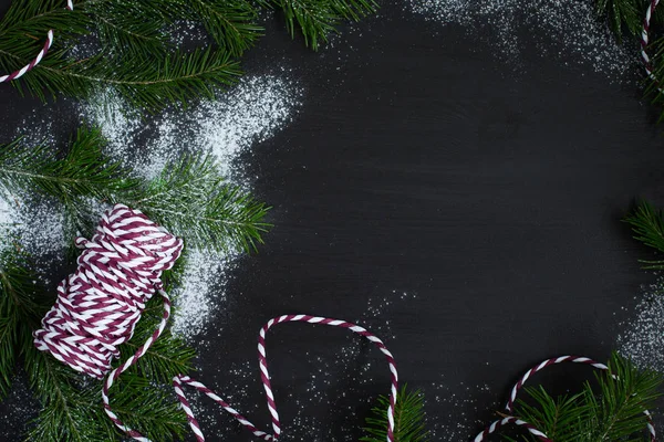 Christmas kırmızı beyaz dize siyah ahşap zemin.