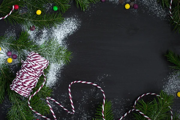 Christmas kırmızı beyaz dize siyah ahşap zemin.