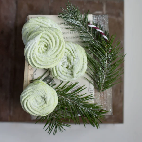 Apple marshmallow ahşap kutu üzerinde