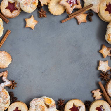 Beton gri arka plan üzerinde zencefilli ev yapımı kurabiye - yıldız ile çilek reçel