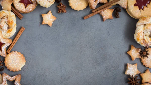 Galletas caseras de jengibre - estrellas con mermelada de fresa sobre fondo gris concreto — Foto de Stock